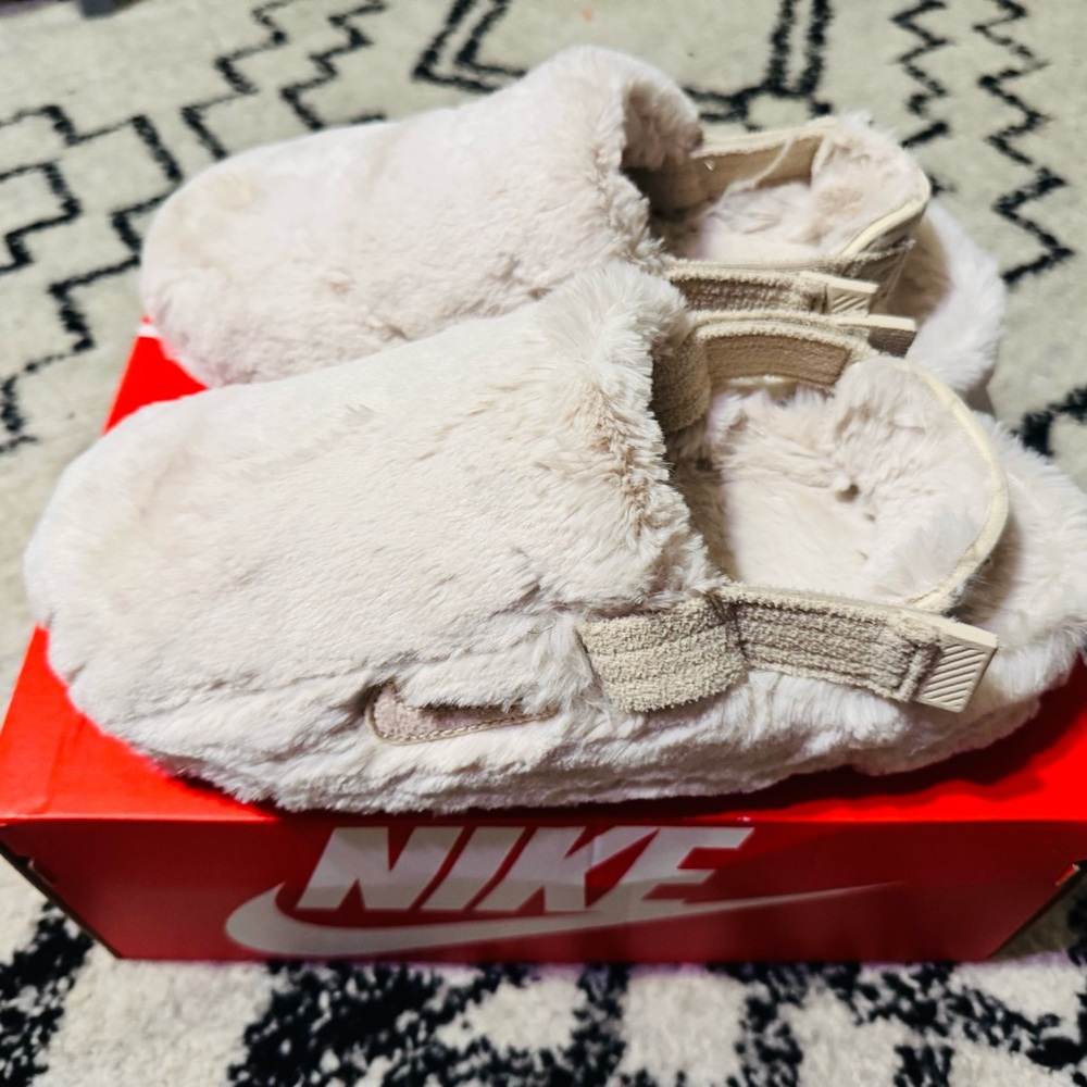 New Never Worn Nike Calm SE